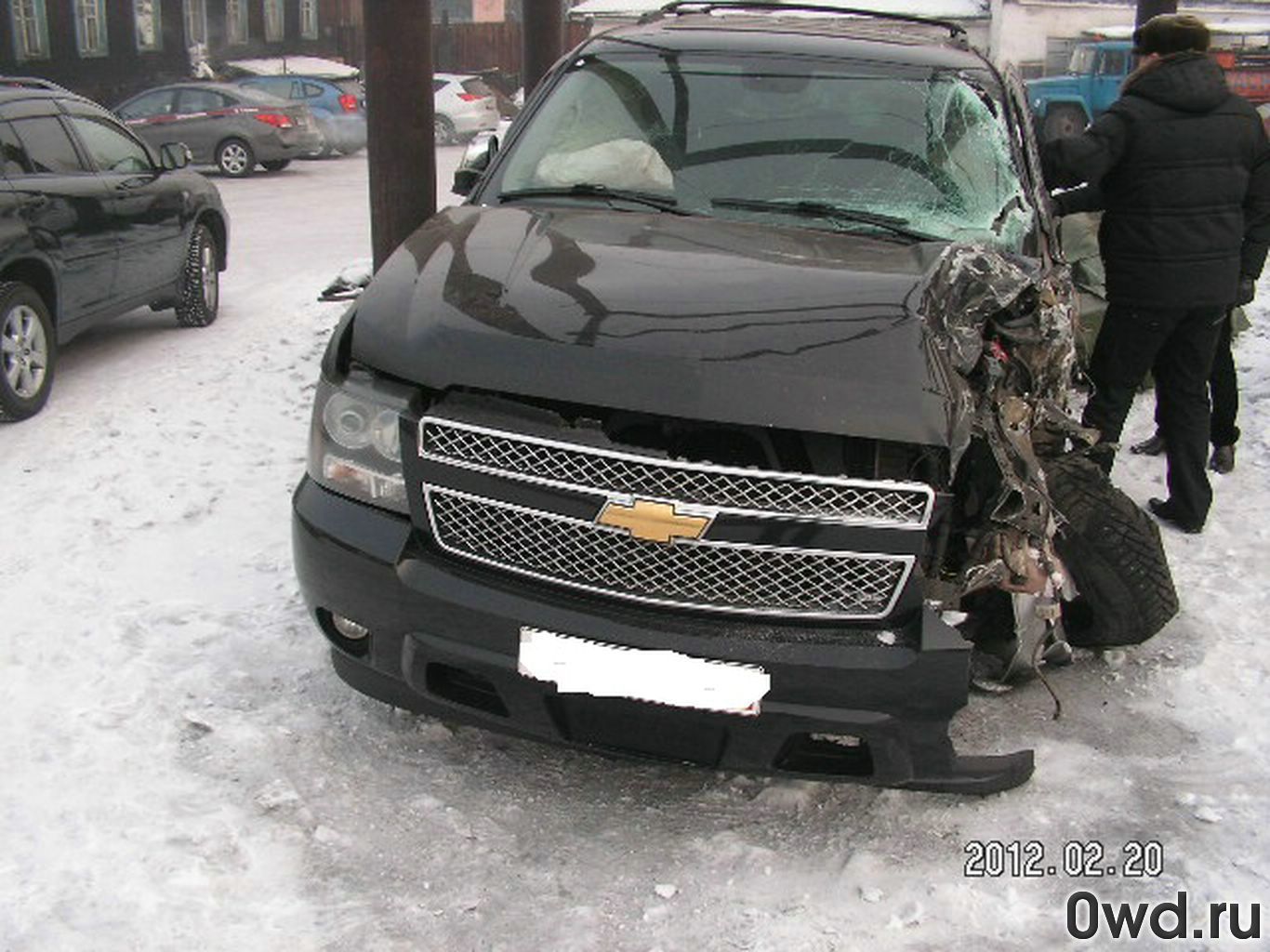 Битый автомобиль Chevrolet Tahoe (2008) в Абакане